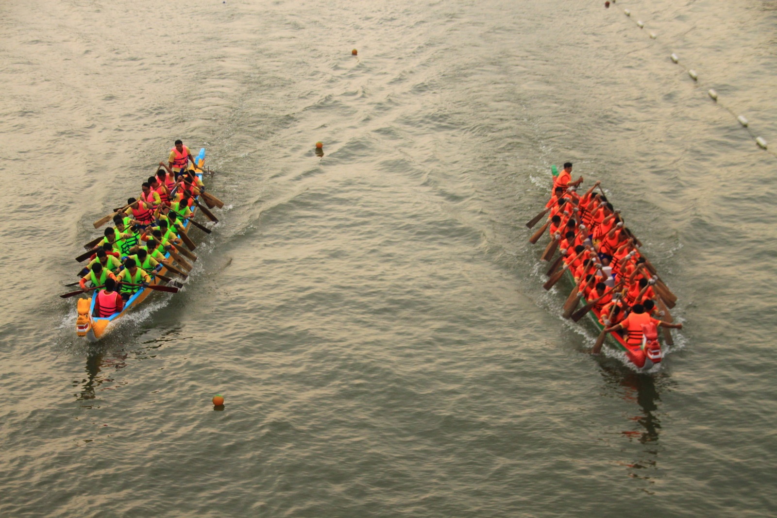 Xuong kenh dua thuyen chao nam moi o Sai Gon hinh anh