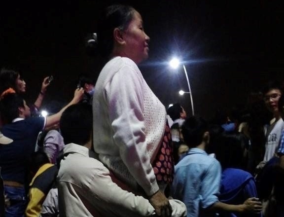 Lay dong buc anh ba lao duoc be xem ban phao hoa hinh anh