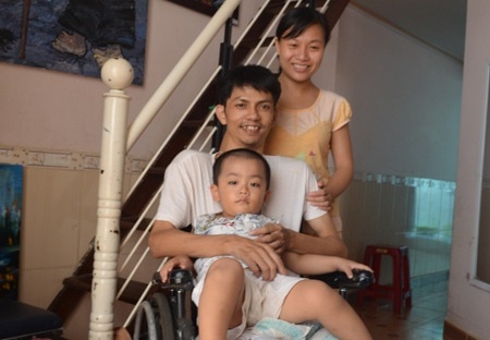 Chuyen tinh nu sinh truong y voi chang trai liet tu chi hinh anh