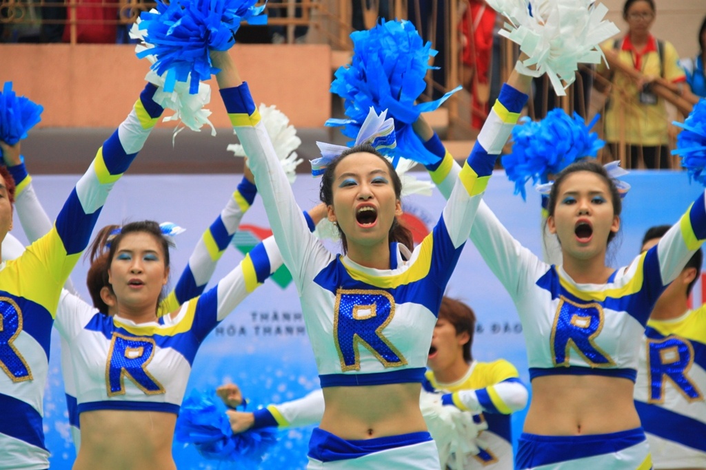 Nu sinh co dong truong Nhan van bung no tai TP.HCM hinh anh