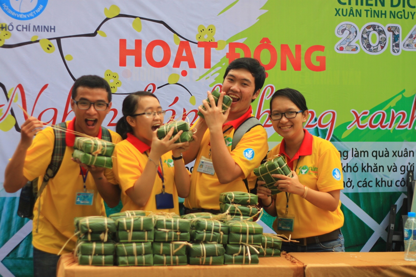 Sinh vien Sai Gon goi banh chung tang nguoi ngheo hinh anh