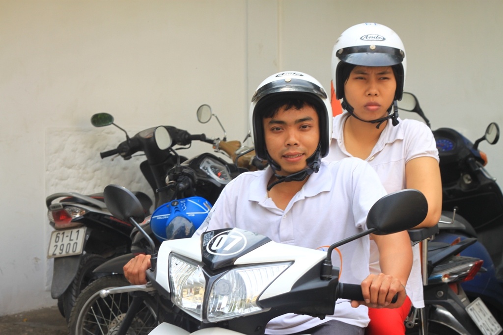 Chang trai khuyet tat ban ve so de di hoc hinh anh