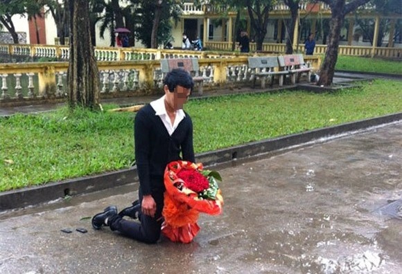 Nong trong ngay: Khi con trai quy goi luy tinh hinh anh