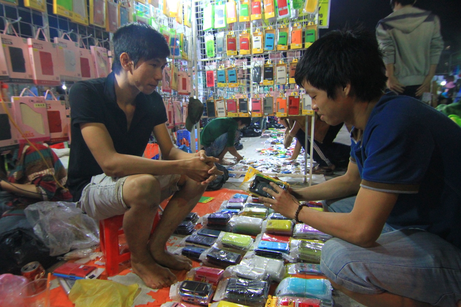 Cu nhan vao lang dai hoc ban hang rong kiem tien Tet hinh anh