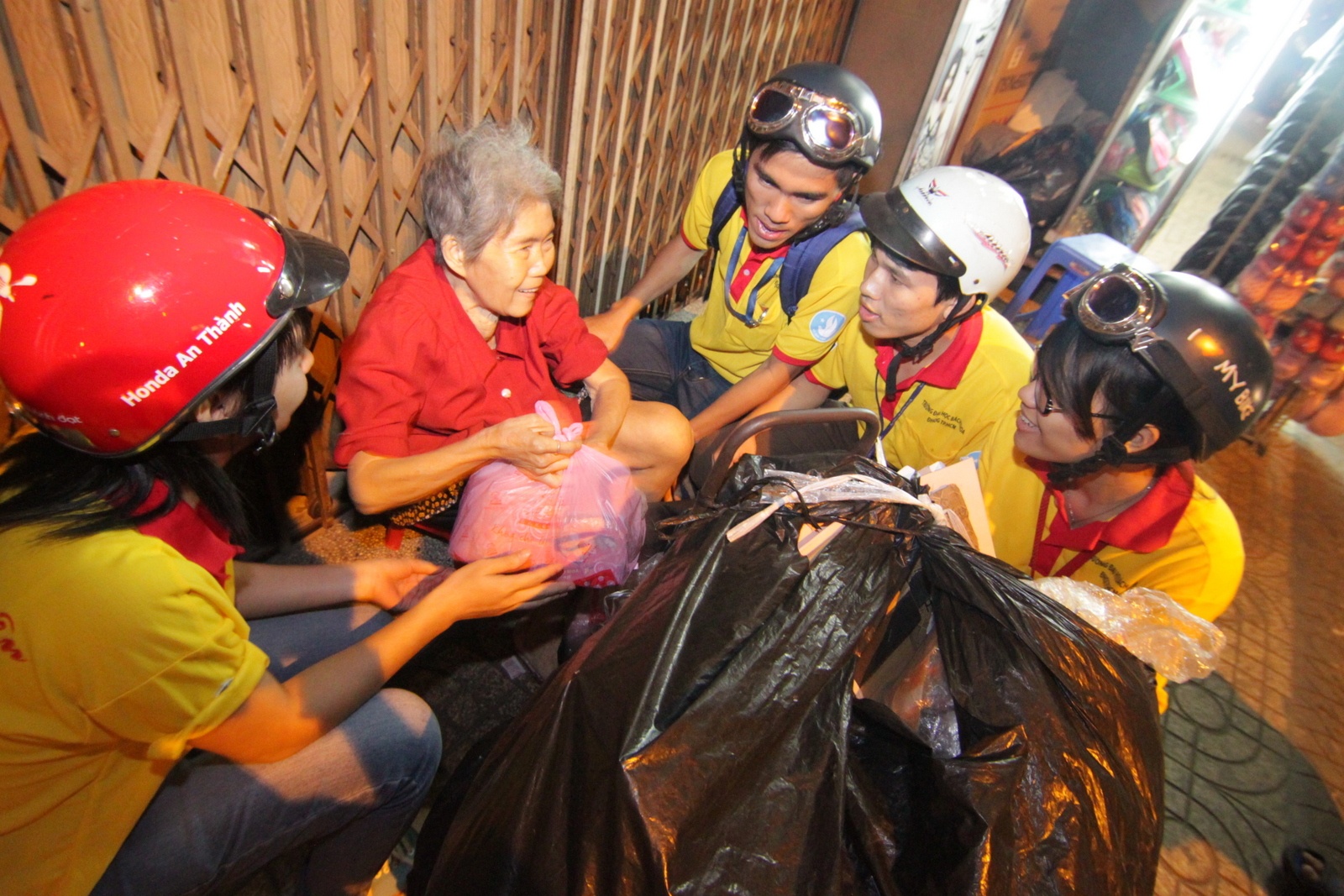 Gioi tre tang qua cho nguoi vo gia cu trong dem lanh hinh anh