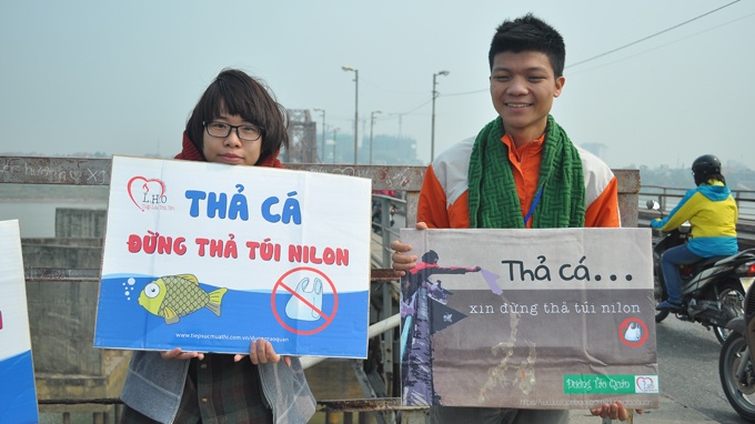 Tha ca dung tha tui nilon hinh anh