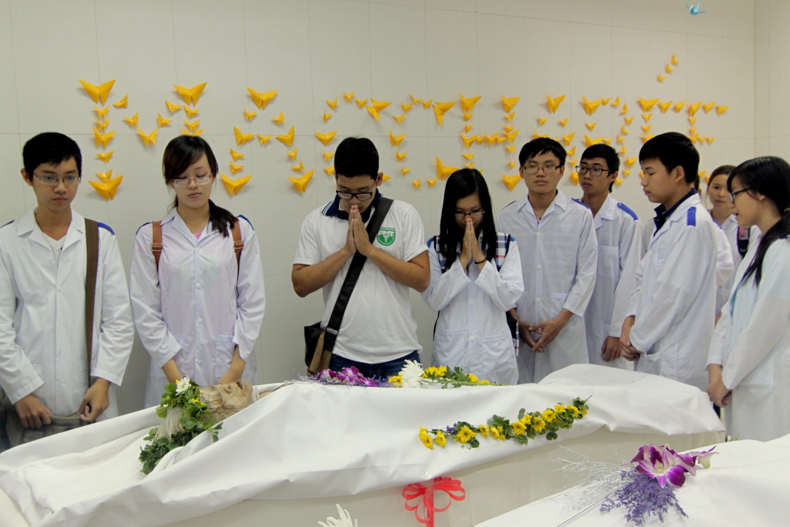 Sinh vien truong Y tri an nguoi hien xac hinh anh