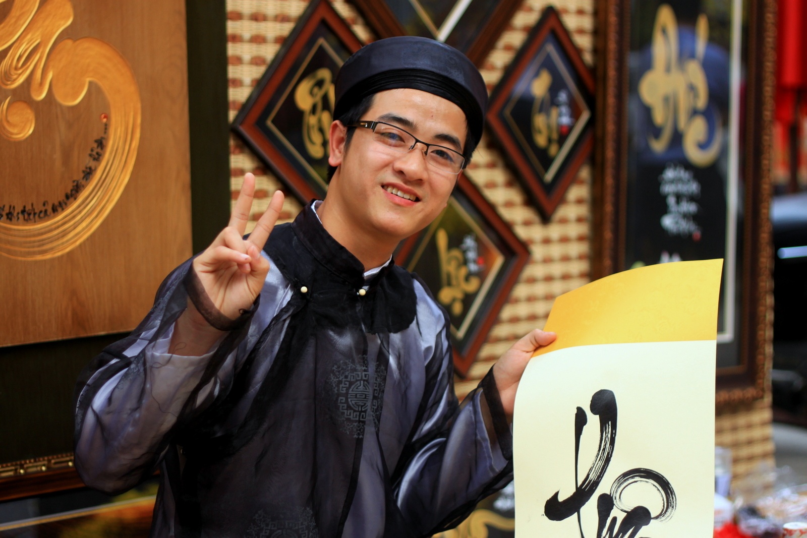 Ong do 9X dien trai hut du khach nu tai Sai Gon hinh anh