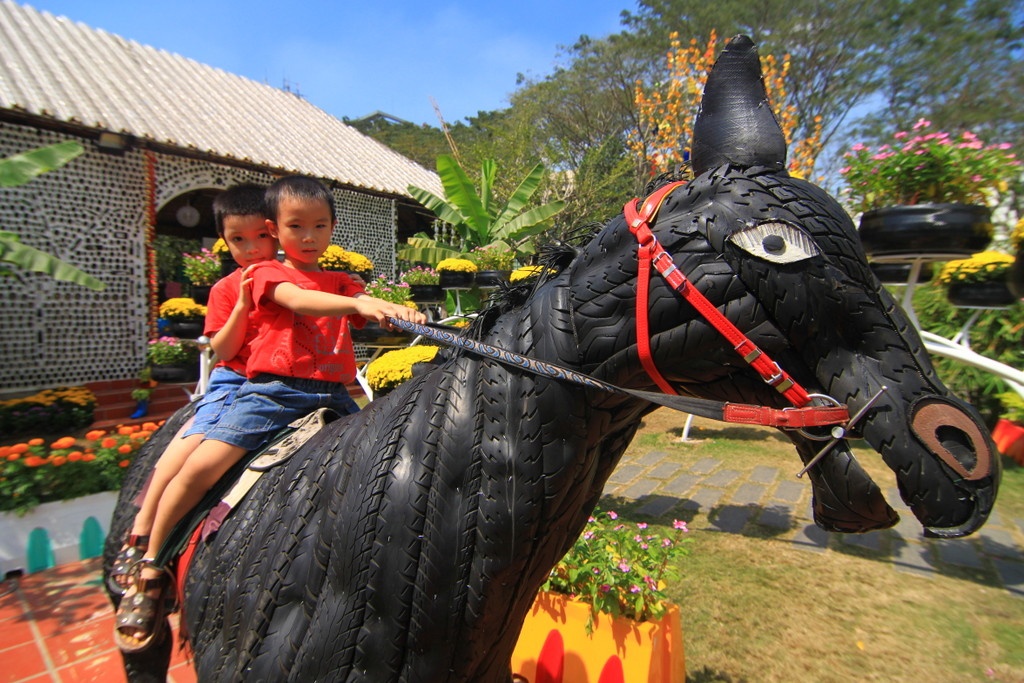 Ngua bang lop xe, ban phim vi tinh o pho nha giau Sai Gon hinh anh