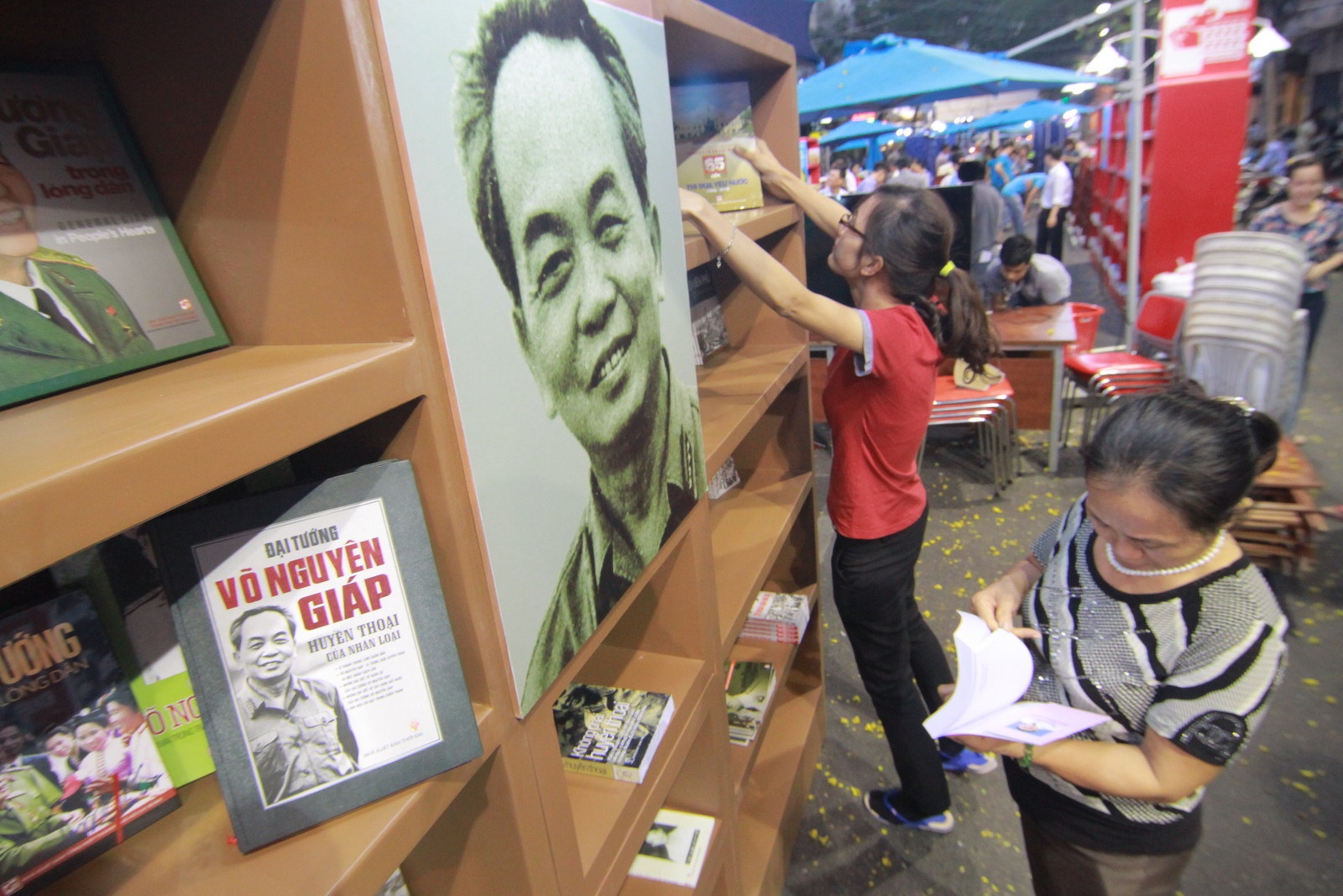 Duong sach xuan TP.HCM truoc gio khai mac hinh anh