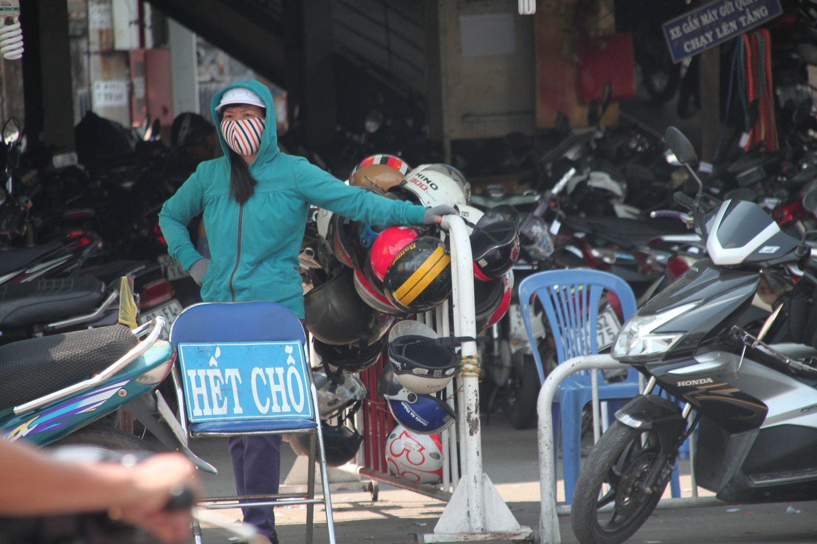 Bai xe kin dac, khach mat nua gio de gui hinh anh