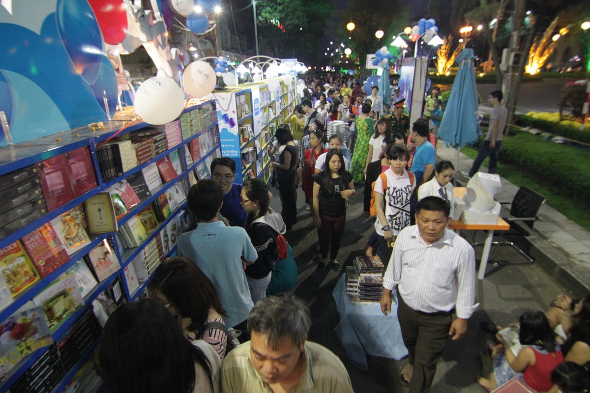 Hang ngan nguoi do ve Duong sach xuan TP.HCM hinh anh