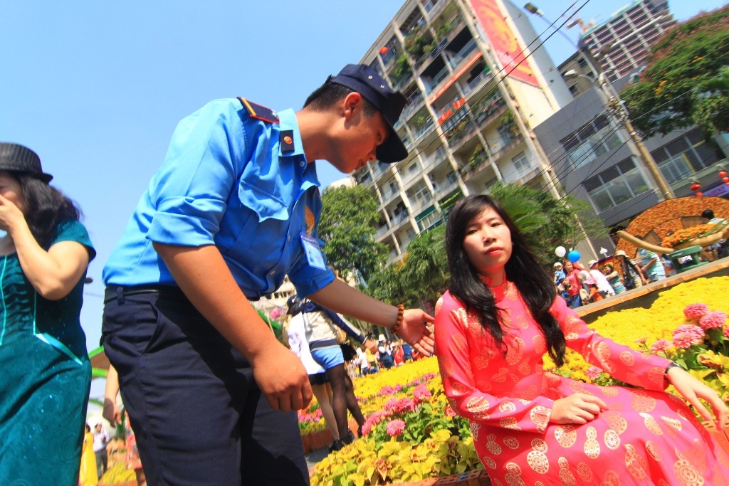 Noi long sinh vien di lam bao ve duong hoa Nguyen Hue hinh anh