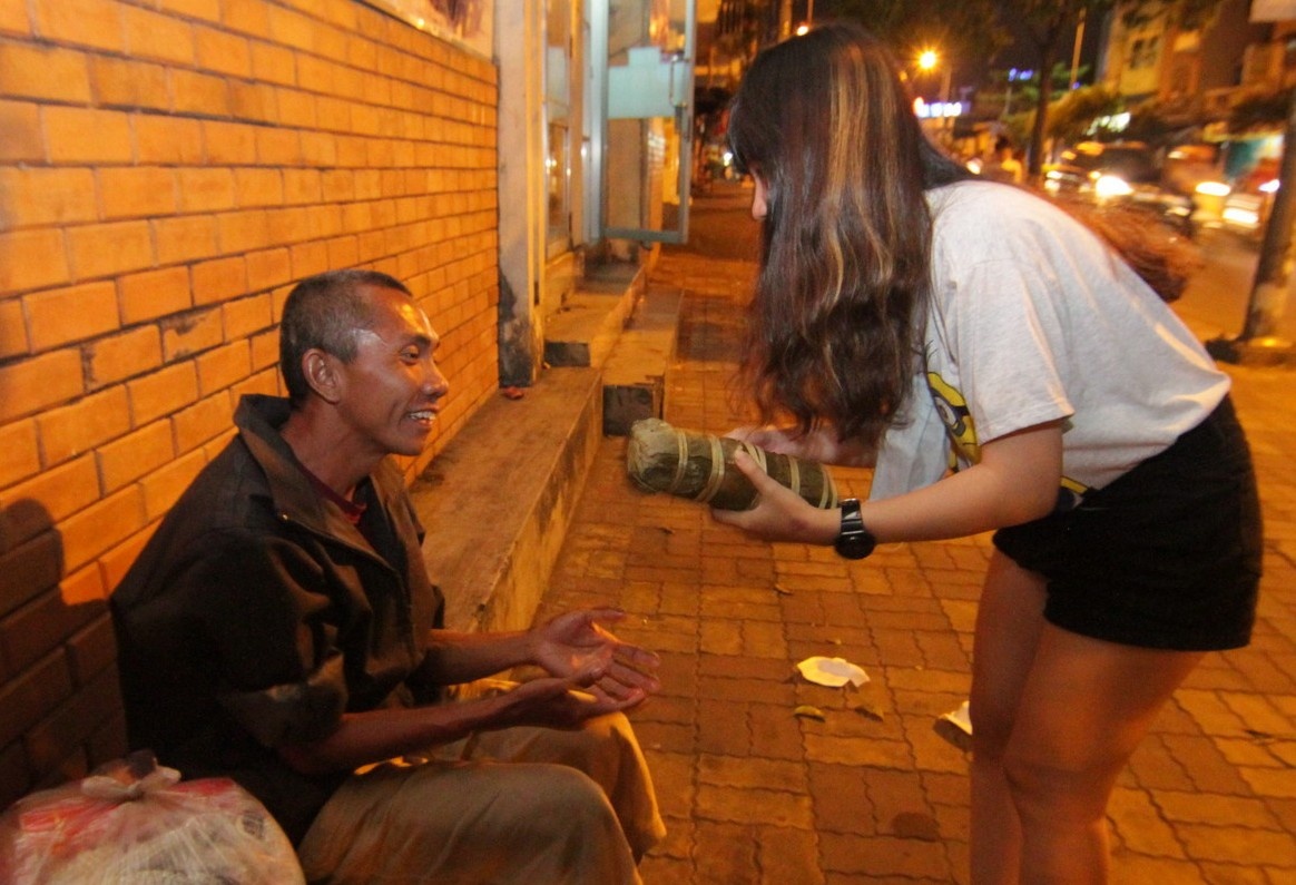 Gioi tre Sai Gon li xi cho nguoi ngheo trong dem cuoi nam hinh anh