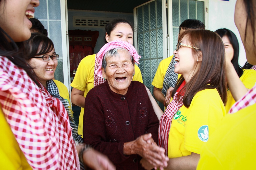 Sinh vien Nhan van mang Tet ve xa ngheo mien bien gioi hinh anh