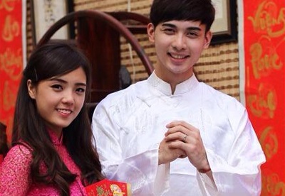 Cap doi dep nhat nhom BB&BG hanh phuc di choi Tet hinh anh