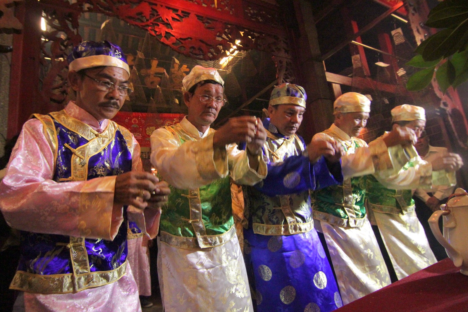 Nguoi Hoa dien trang phuc truyen thong di le o Bien Hoa hinh anh