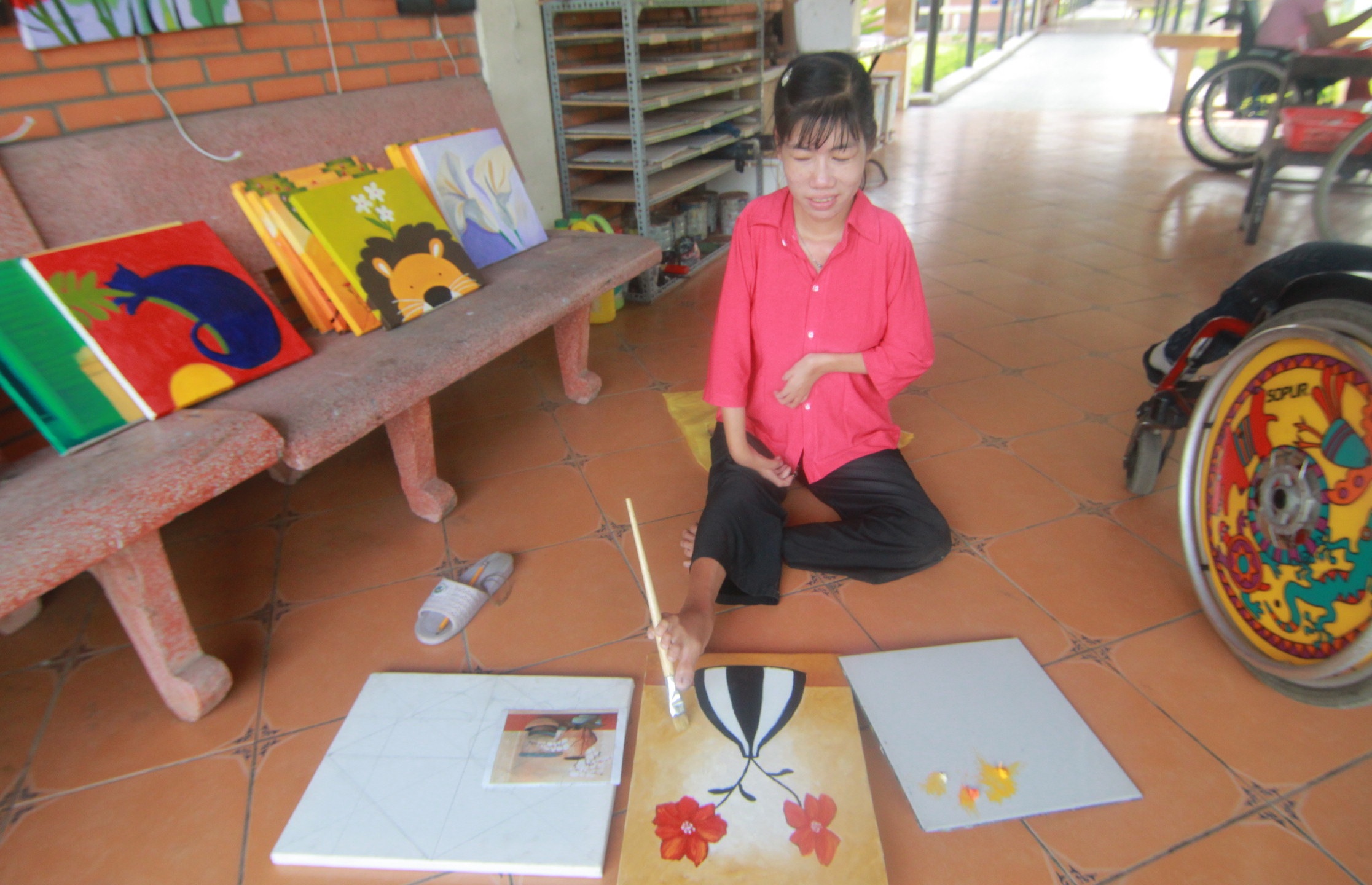 Co gai ve tranh bang chan o TP.HCM hinh anh