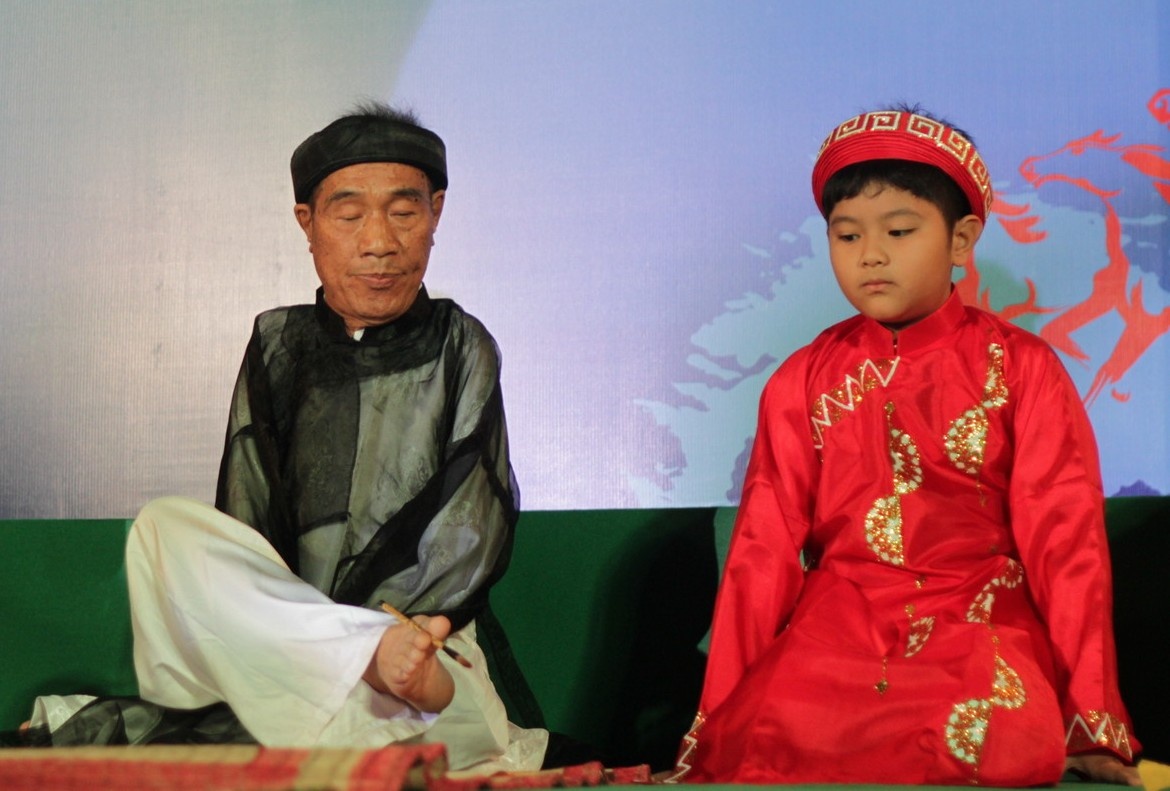 Thay Nguyen Ngoc Ky viet thu phap bang chan hinh anh