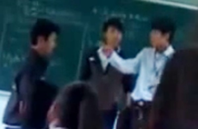 Thay giao tat hoc sinh giua lop bi kiem diem hinh anh