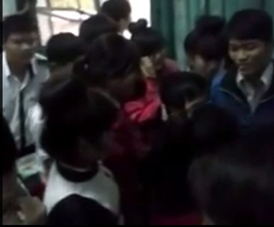 Xuat hien clip hoc sinh khoc, giu thay giao tat tro o lai hinh anh