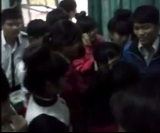 Clip hoc sinh khoc, giu thay Tuan o lai hinh anh