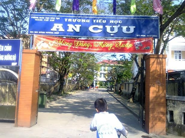 Hoc sinh roi tu tang 2 xuong san truong thoat chet hinh anh