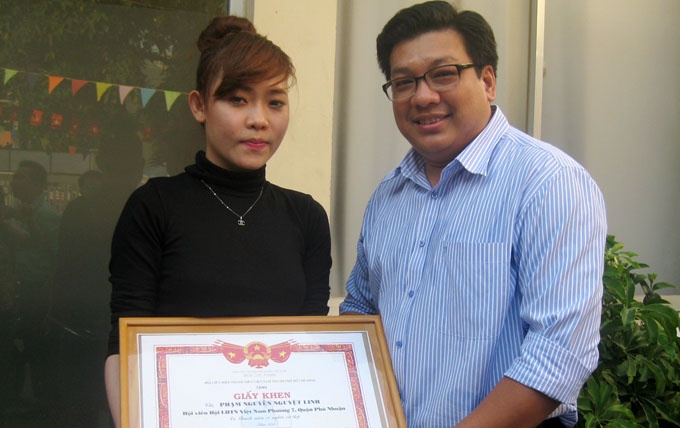 Khen thuong mot thanh nien song dep hinh anh