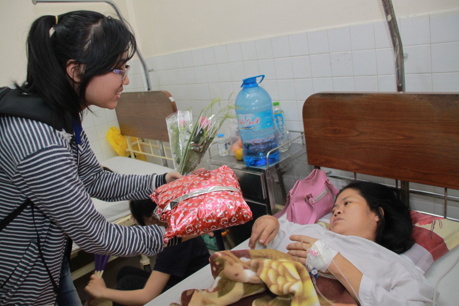 Sinh vien vao vien tang hoa cho nu benh nhan ung thu hinh anh