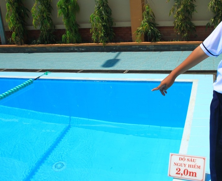 Khoanh khac chung kien ban chet duoi trong gio hoc boi hinh anh