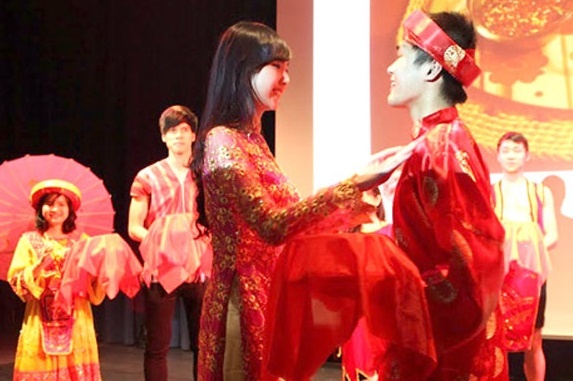 Dem van hoa Viet Nam tren dat Anh cua du hoc sinh hinh anh