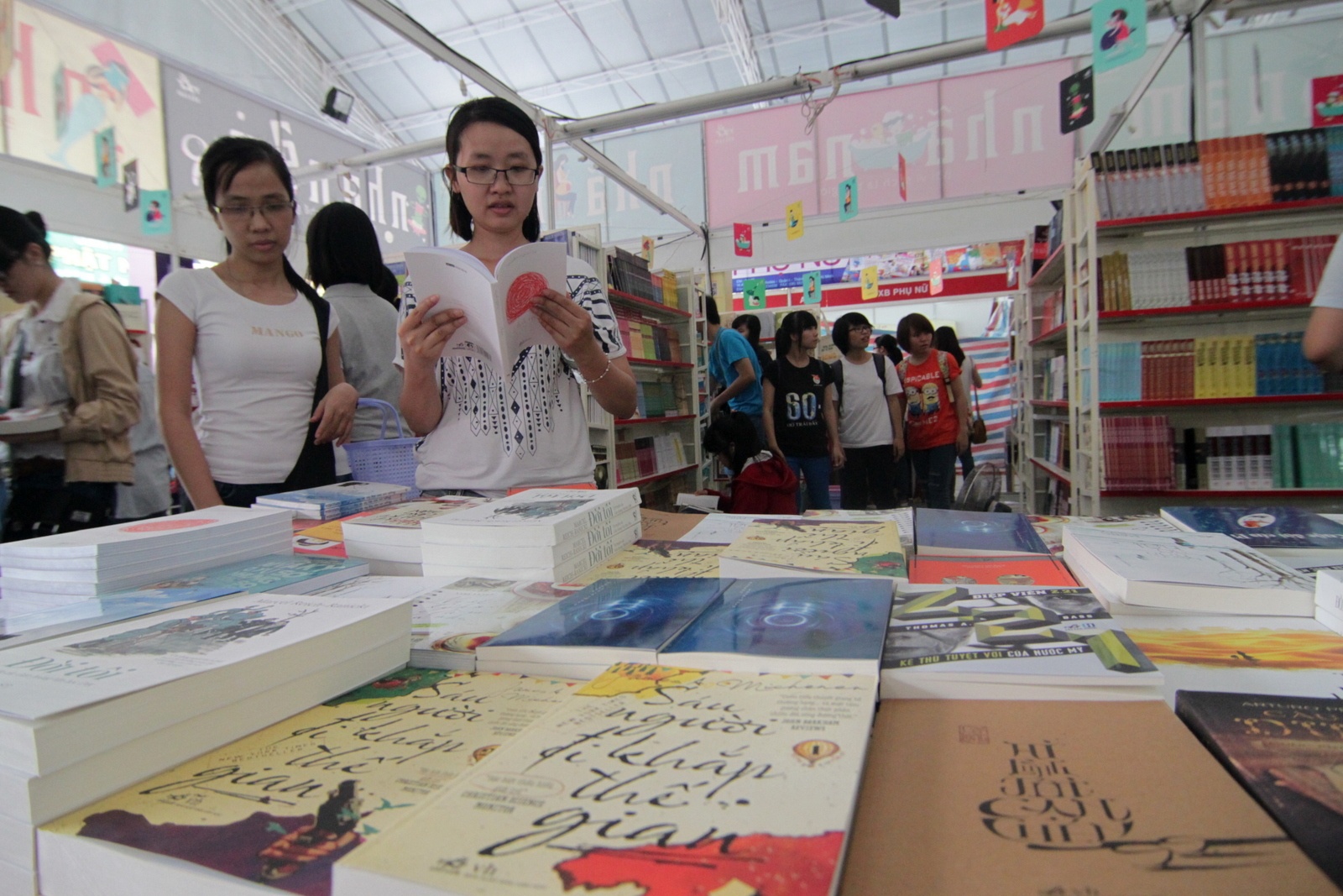 Chua khai mac, gioi tre da den hoi sach TP.HCM hinh anh