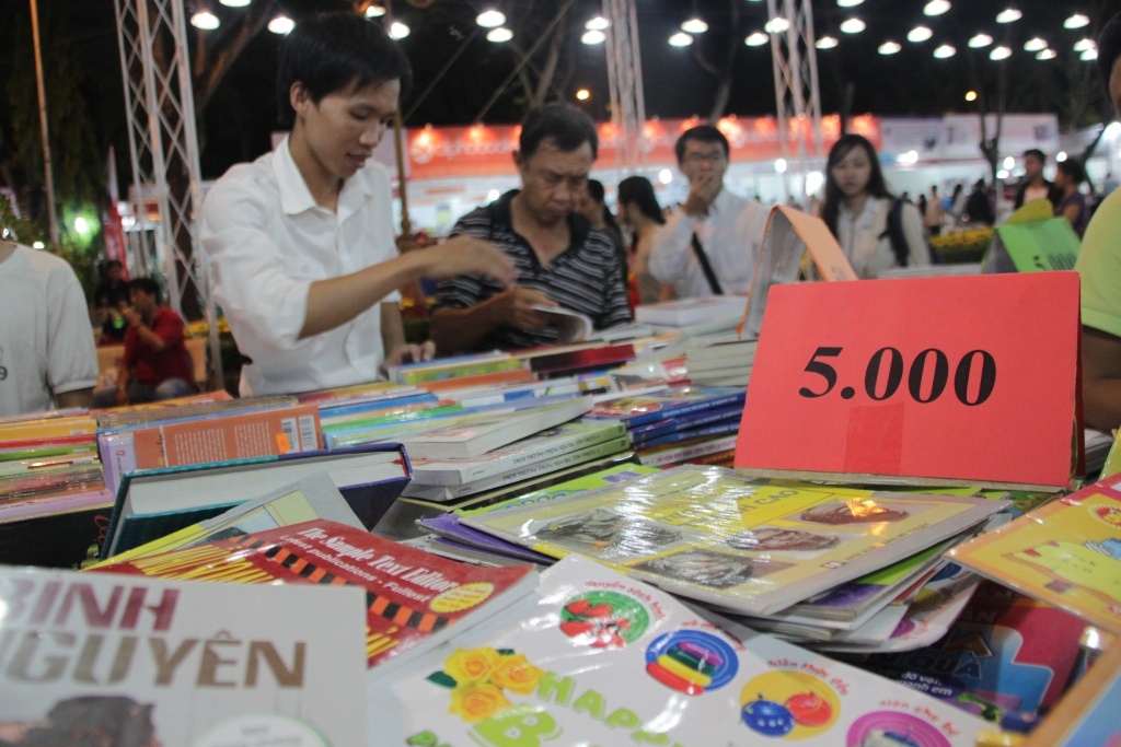 Nhieu gian hang sieu giam gia, Hoi sach hut doc gia hinh anh