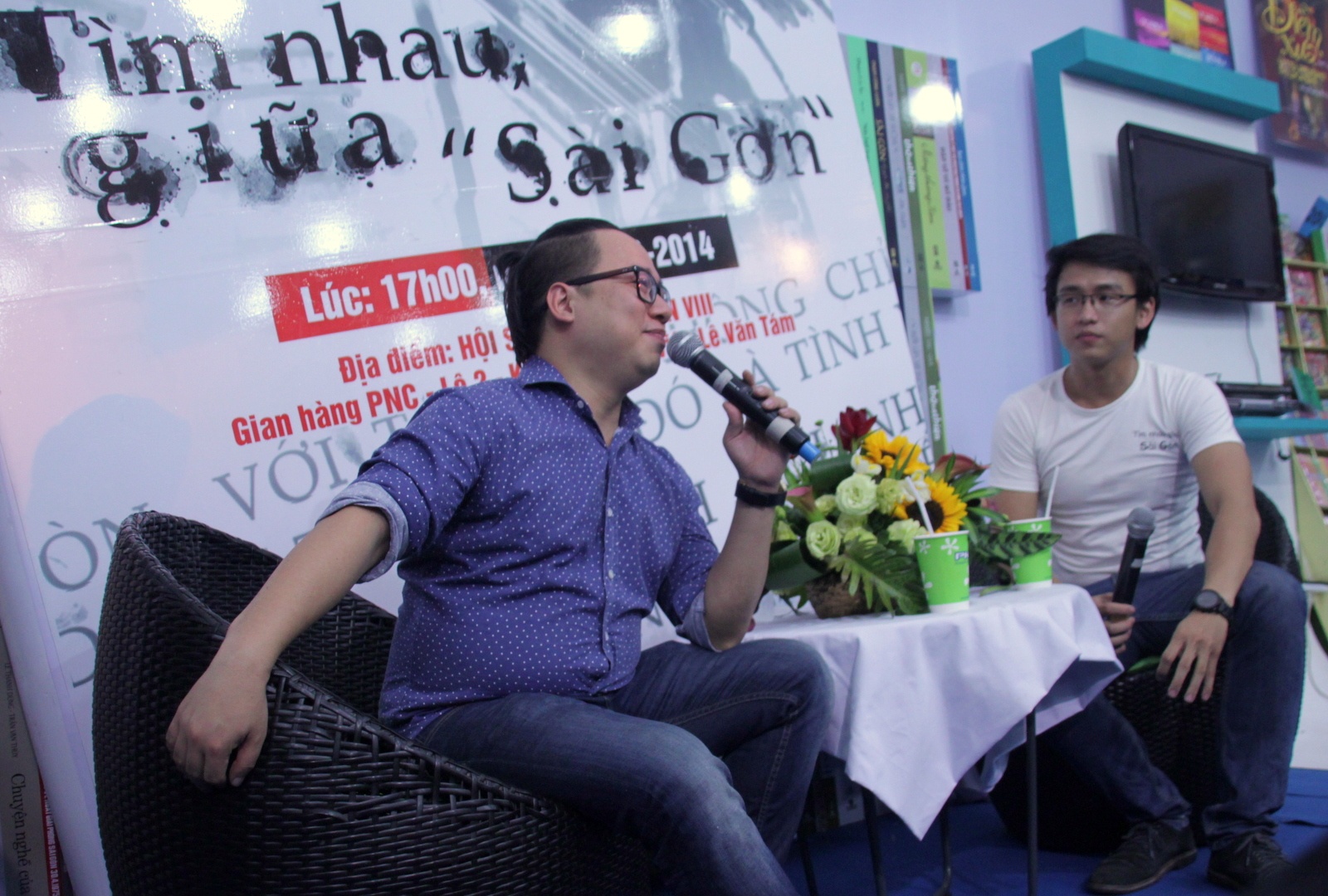 Tùng Leo tại buổi giao lưu với khán giả về tác phẩm Tìm nhau giữa Sài Gòn của mình.