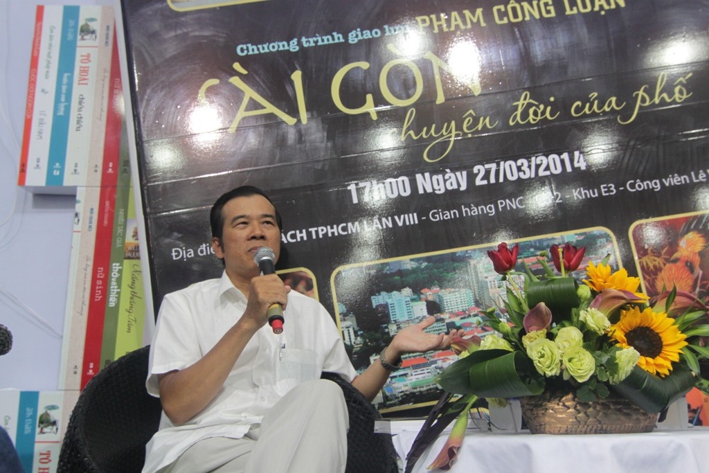 Nhà văn Phạm Công Luận tại buổi giao lưu.