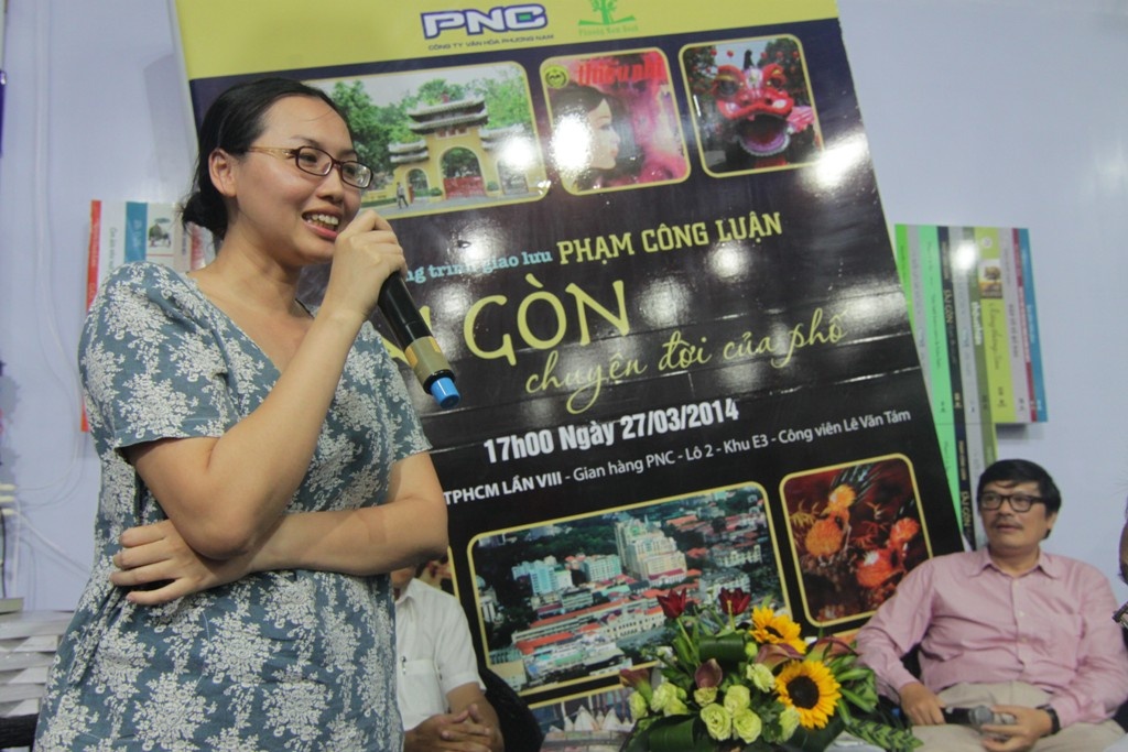 Bà Đặng Nguyễn Đông Vy thay mặt chồng trả lời một câu hỏi khó của đọc giả.