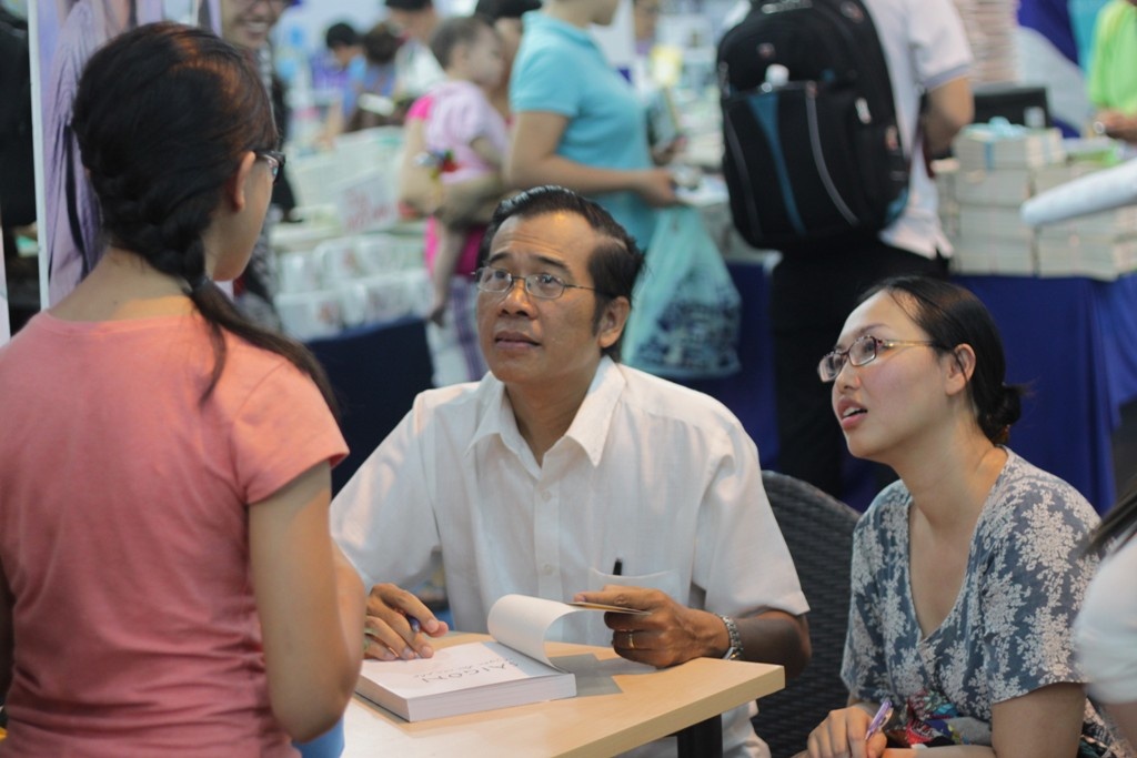 Hai vợ chồng nhà văn ký tặng khán giả yêu sách của mình.