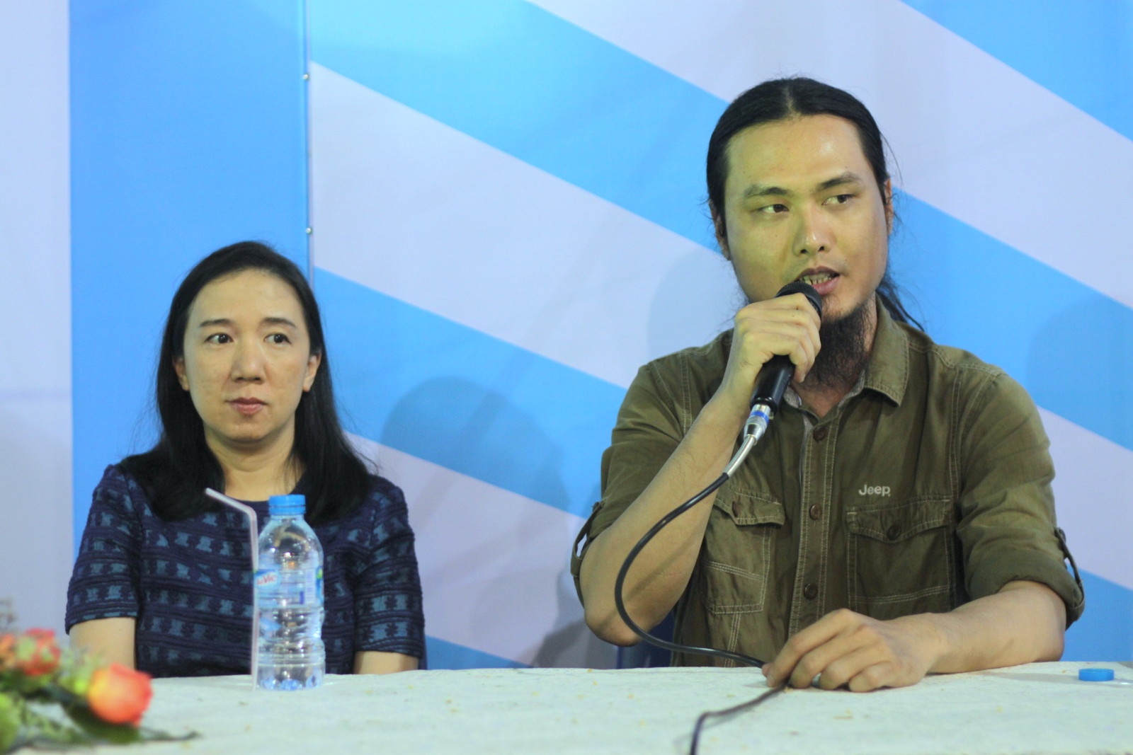 Hoa si ve chan dung ke bat coc giao luu o Hoi sach hinh anh