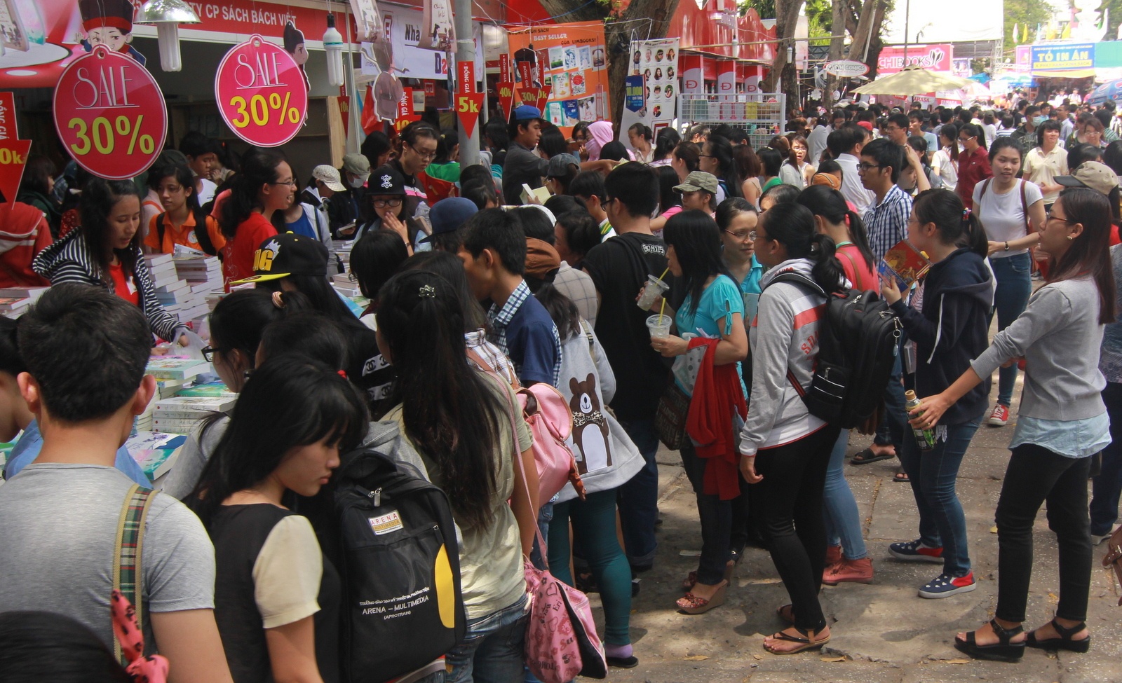 Ngay cuoi Hoi sach, giam gia toi 80% hinh anh