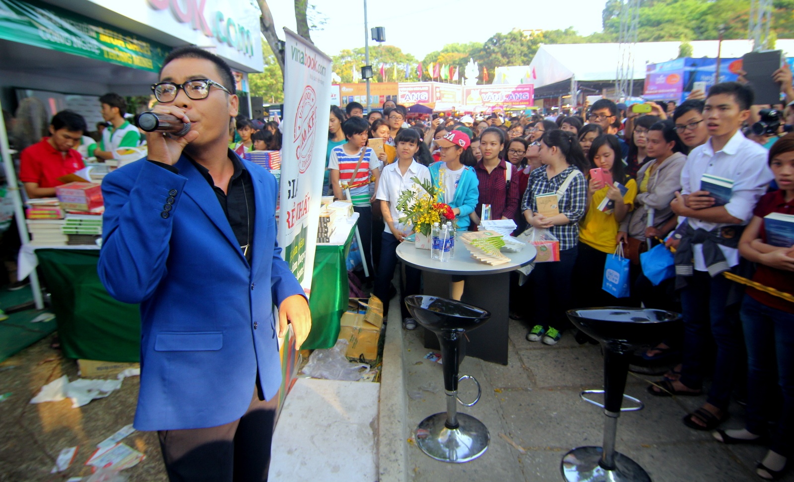 Rất đông bạn trẻ đến giao lưu với Hamlet Trương và Iris Cao. Trong ảnh, Hamlet Trương đang biểu diễn tại buổi giao lưu.