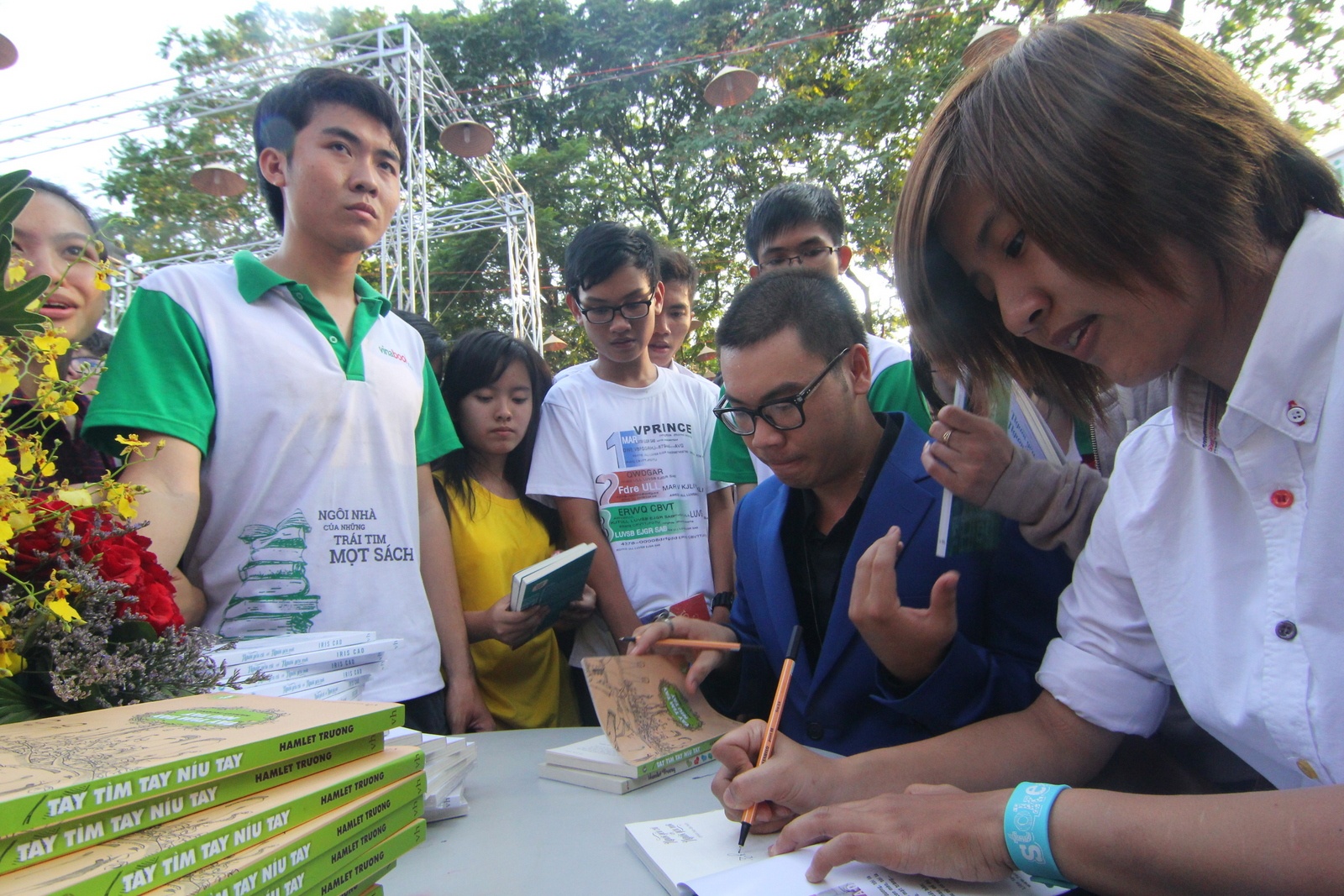 Cả hai tăng chữ ký cho người hâm mộ.