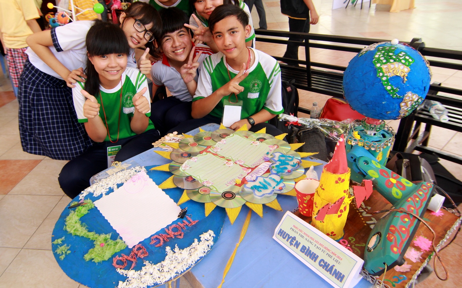 Hoc sinh TP.HCM lam mo hinh vu tru tu phe lieu hinh anh