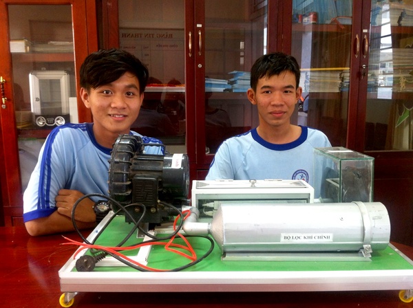 Doi ban che tao sieu nhan nuot khoi doc hinh anh