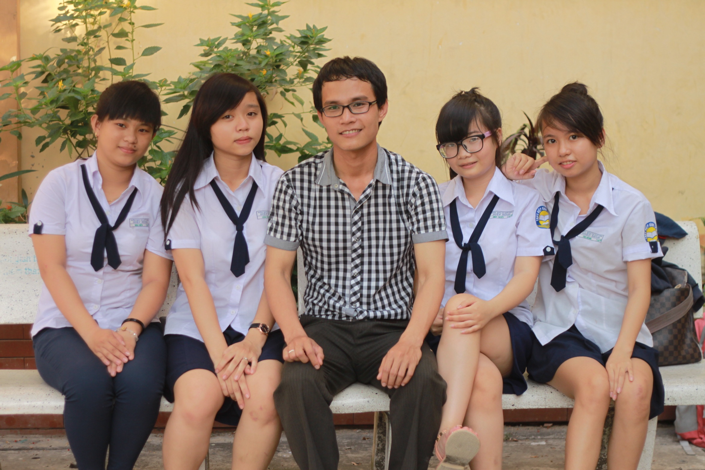 Thay giao hat 'Dau mua' de hoc tro khong nham chan hinh anh