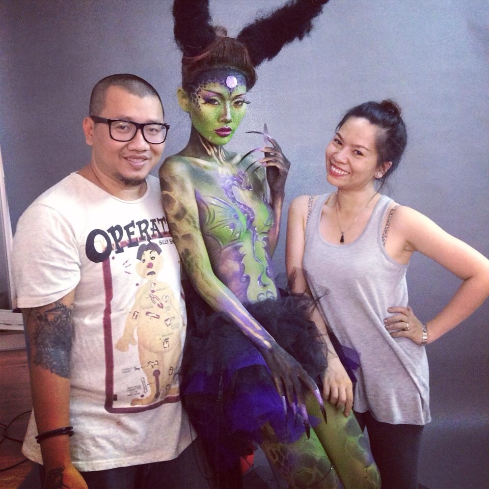 Miên Thảo đang làm giảng viên dạy trang điểm tại học viện Jbart academy. Công việc chính là thế, nhưng cái tên Miên Thảo lại được nhiều người biết đến hơn qua môn nghệ thuật body painting. Tính đến nay, cũng đã 5 năm kể từ khi Thảo làm quen với công việc này. Bài viết: http://news.zing.vn/Co-giao-dam-me-ve-tranh-tren-co-the-khoa-than-post365320.html Nguồn Zing News