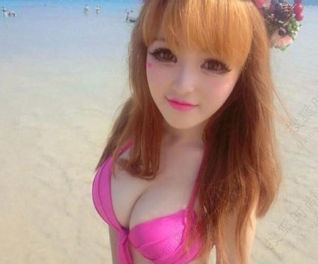 Co gai co nhan sac giong het bup be hinh anh