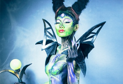 Co giao ve body painting phu thuy Maleficent hinh anh