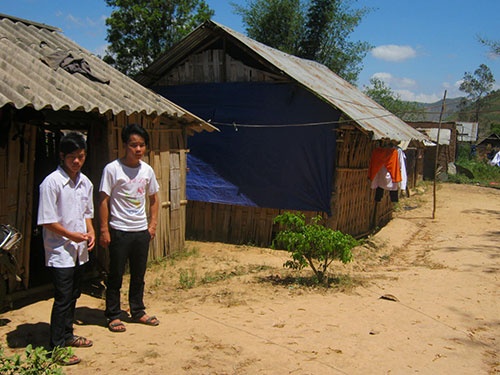 Trên mảnh đất của bà Trần Thị Bằng ở trung tâm xã Cư Đrăm, huyện Krông Bông, tỉnh Đắk Lắk, có 6 căn chòi tạm là nơi ăn chốn ở của hơn 20 học sinh.