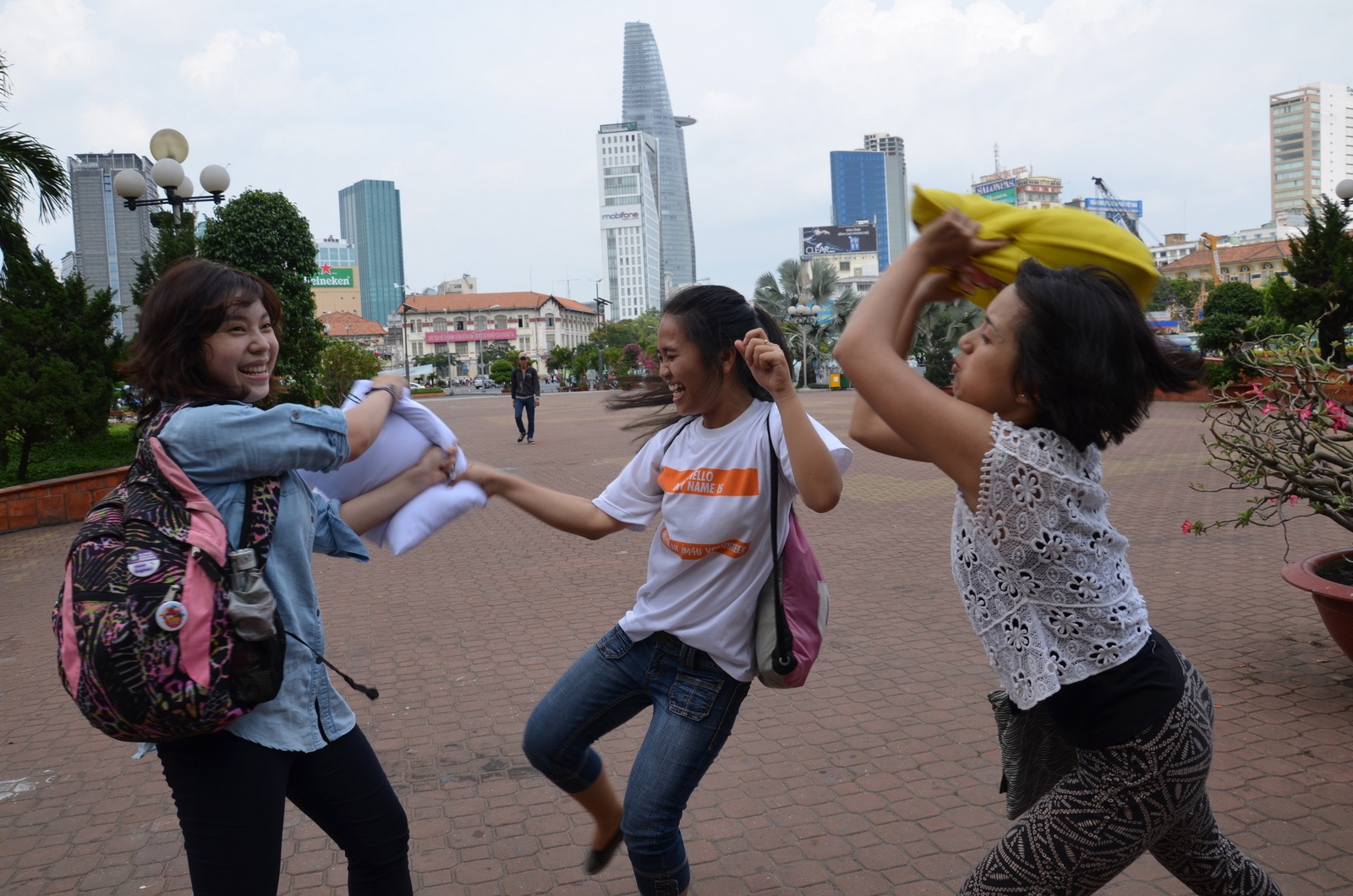 Gioi tre Sai Gon mang goi ra cong vien danh nhau hinh anh