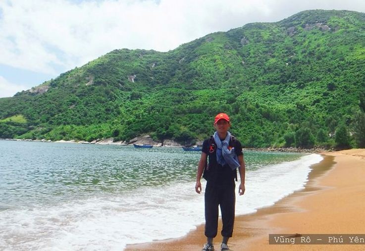 Quang Minh dừng chân ở Vũng Rô (Phú Yên) trong chuyến đi bộ từ Sài Gòn ra Huế.